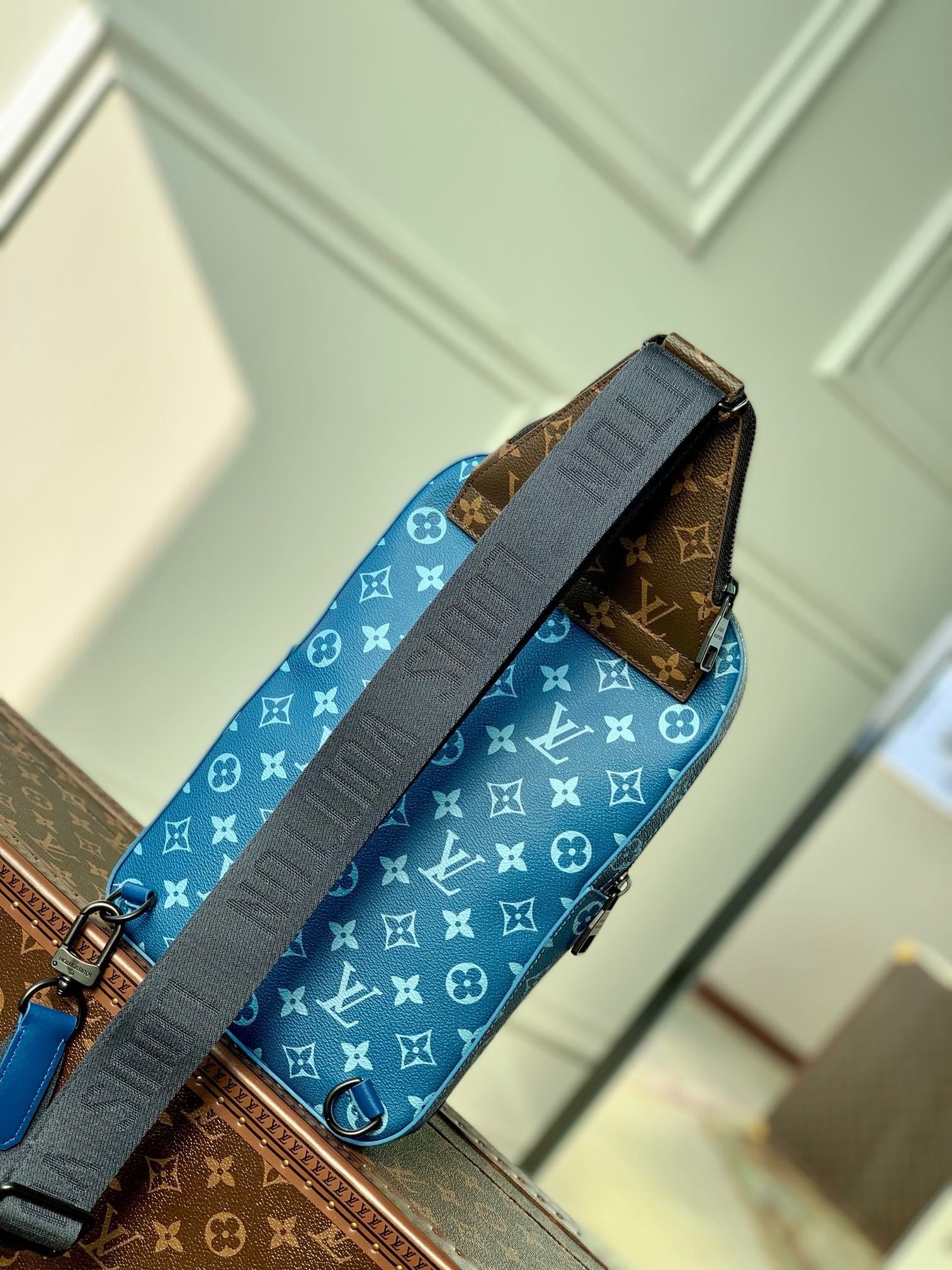 LV avenue bag in Atlantic Blue - Image 9