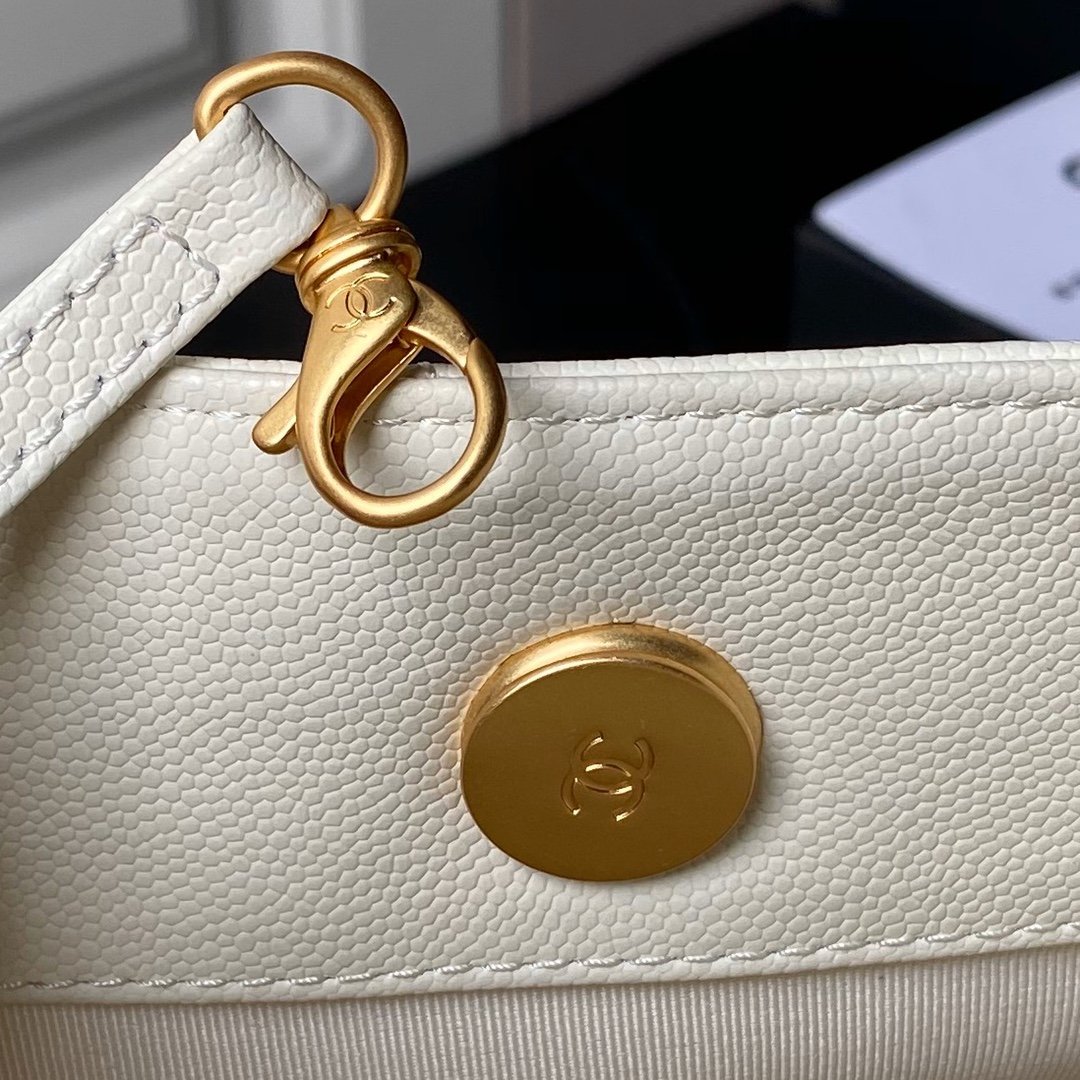 Chanel SMALL TOTE White - Image 6