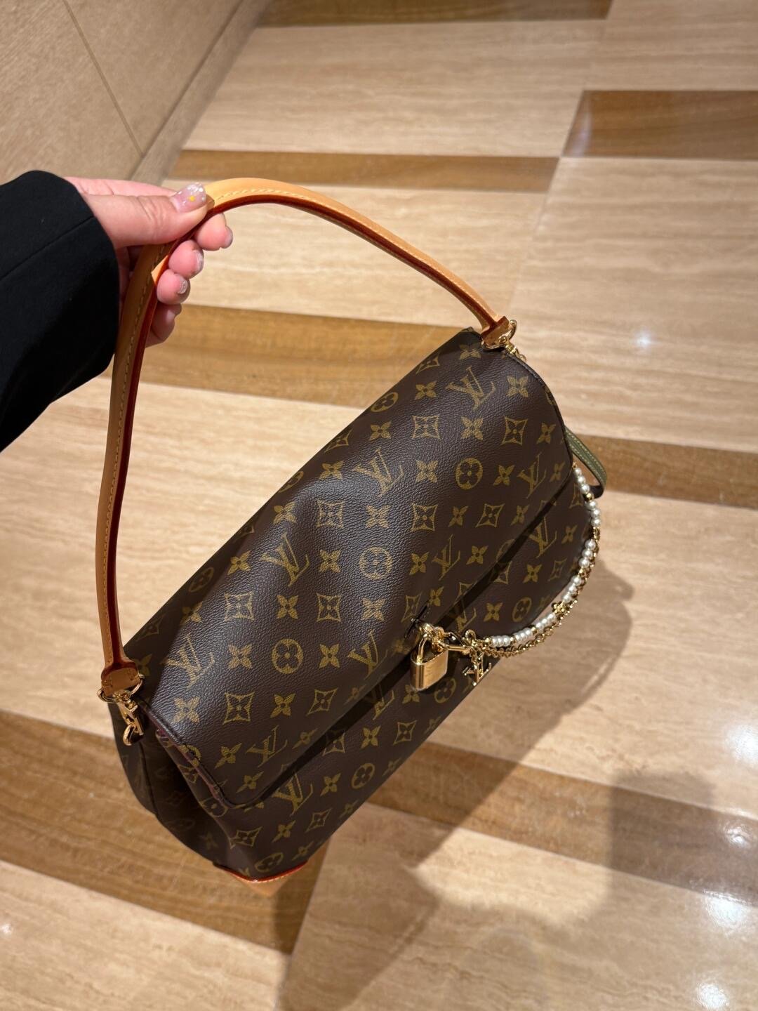 LV Hide Away MM Monogram Canvas - Image 4