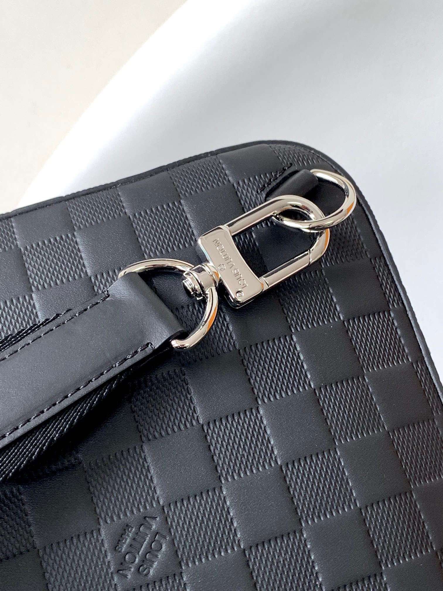 Louis Vuitton LV Avenue Men’s Bag Like Auth Checkerboard Pattern Black 20x31x7cm - Image 4