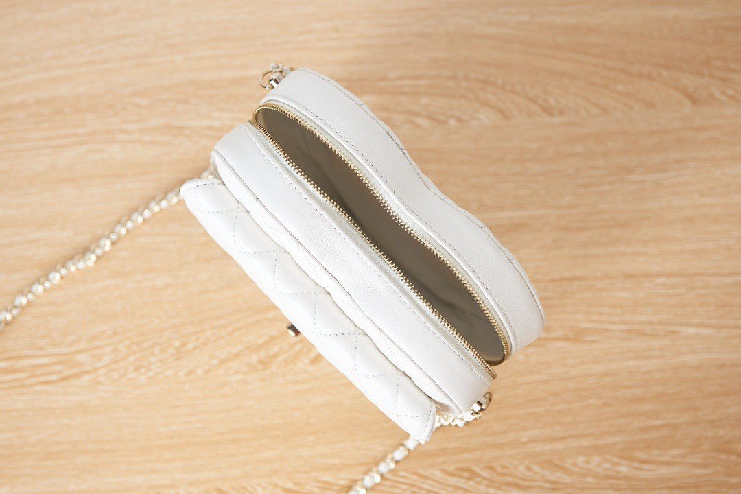Chanel The One Like Auth Handbags Smooth Leather Heart-Pattern Milk Lock Gold 16.5x18x6.5cm - Image 5