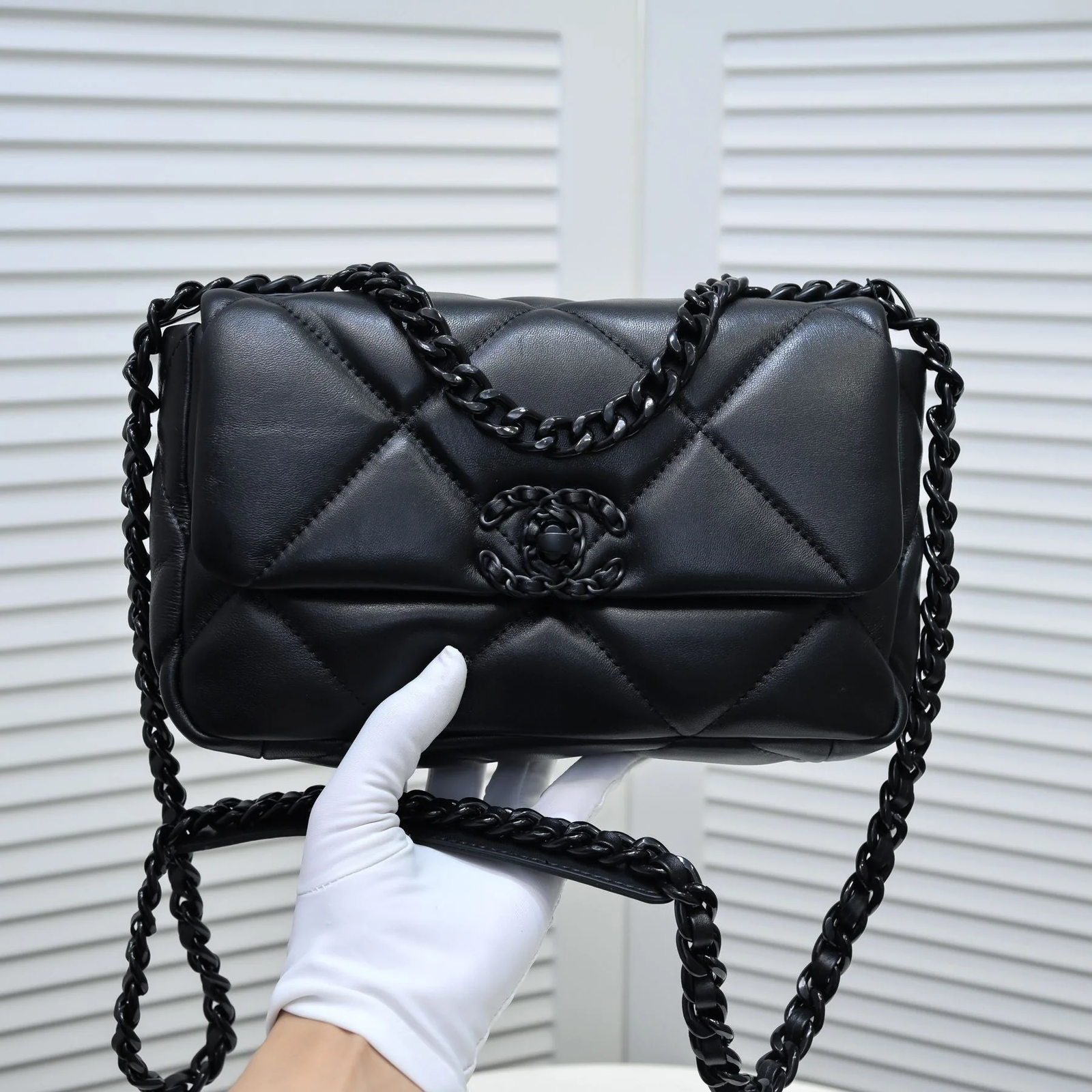 CHANEL 19 Small in Black - Image 7