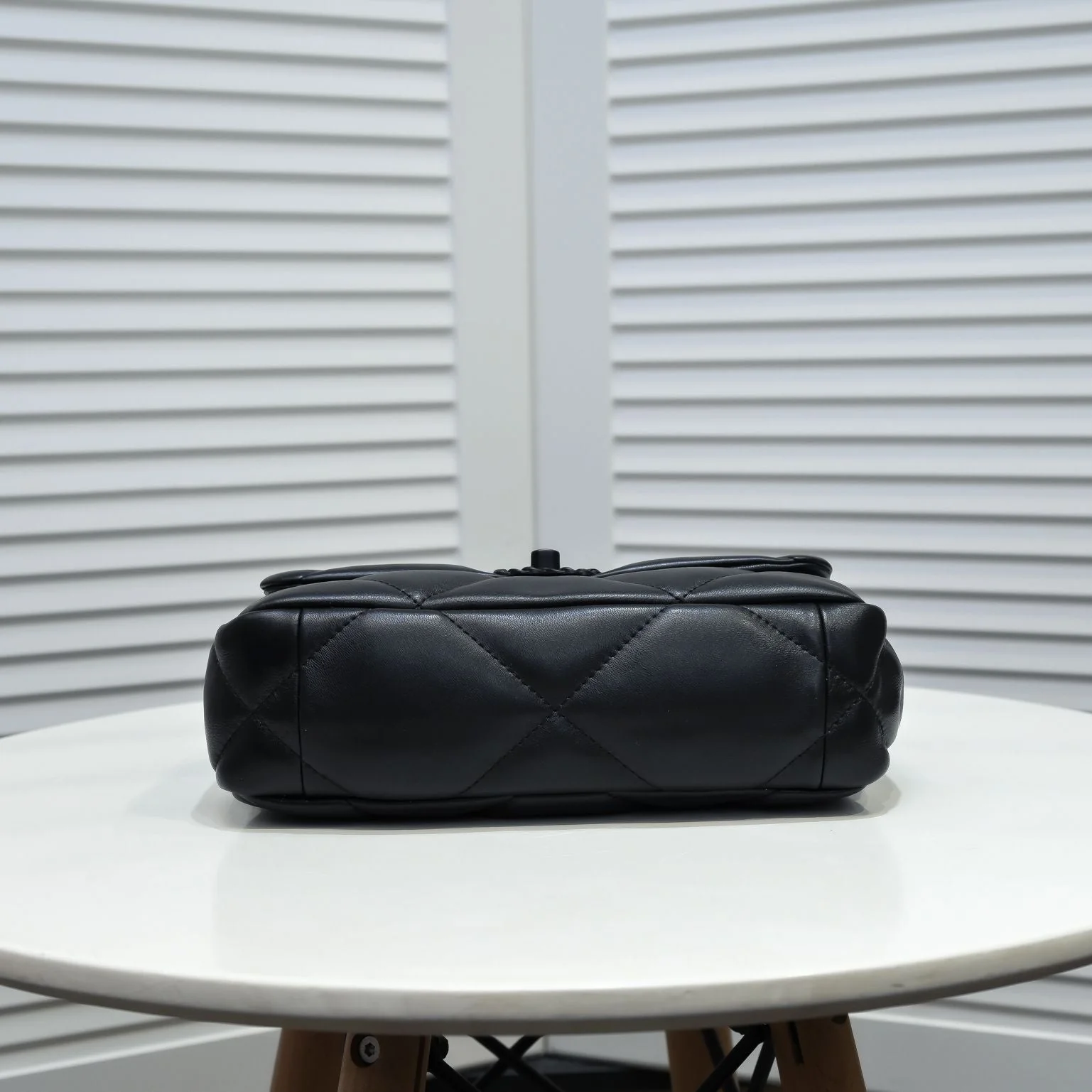 CHANEL 19 Small in Black - Image 2