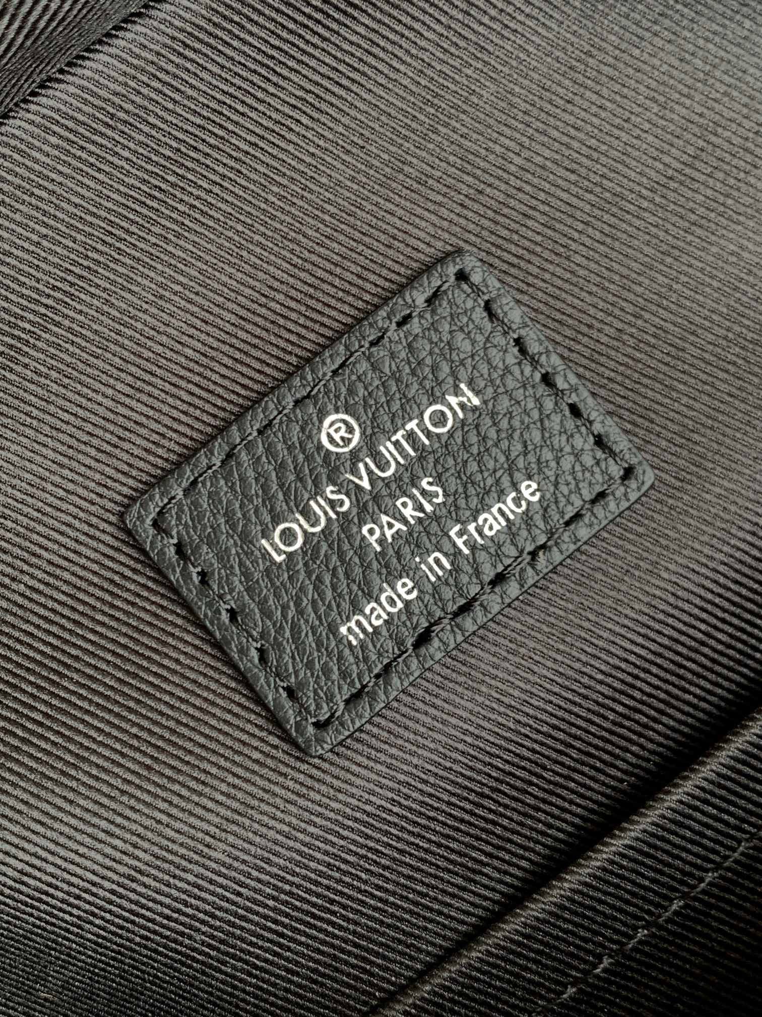 LV AVENUE 31 IN BLACK CANVAS CALFSKIN - Image 9