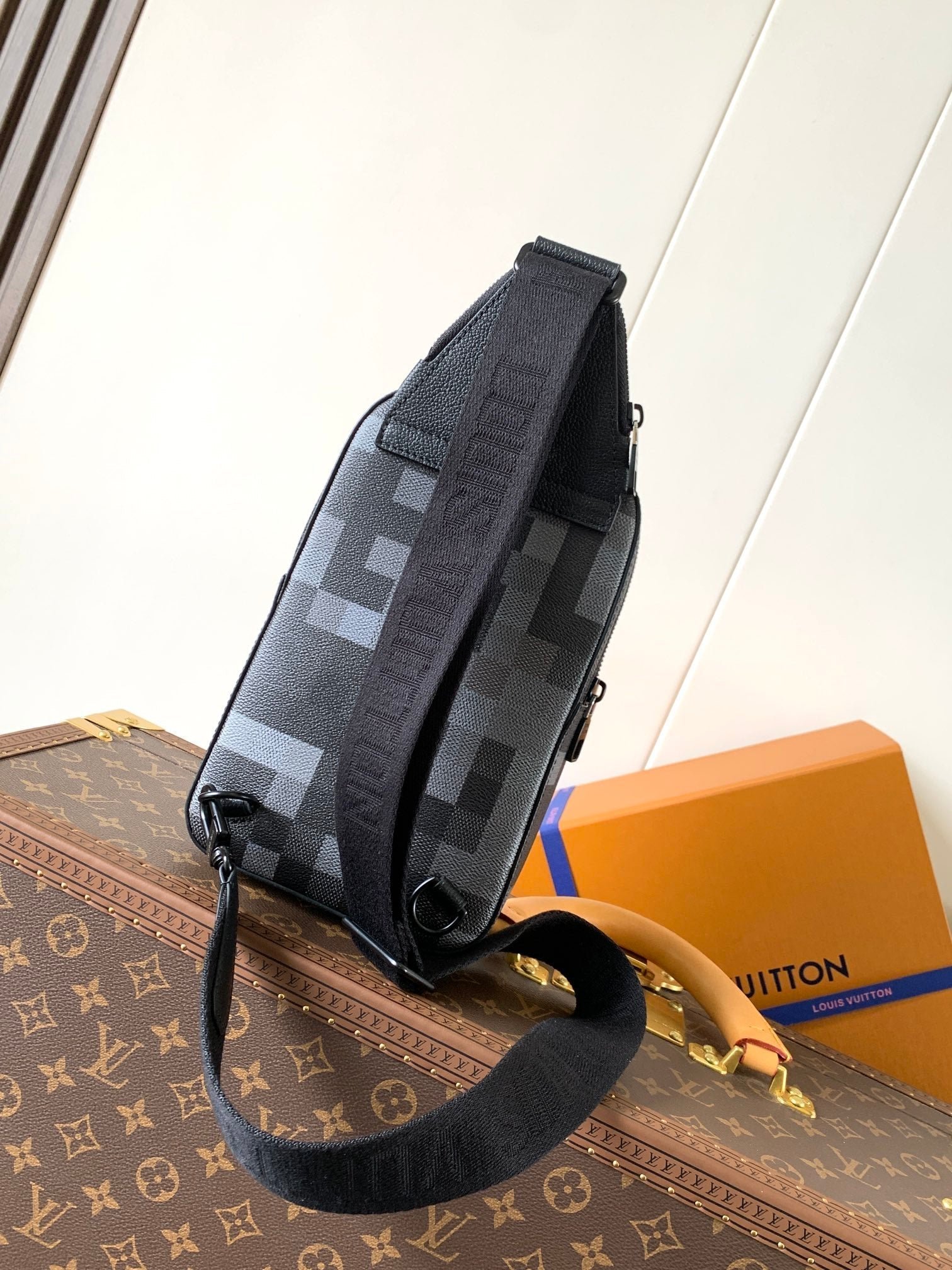 LV AVENUE 31 IN BLACK CANVAS CALFSKIN - Image 2