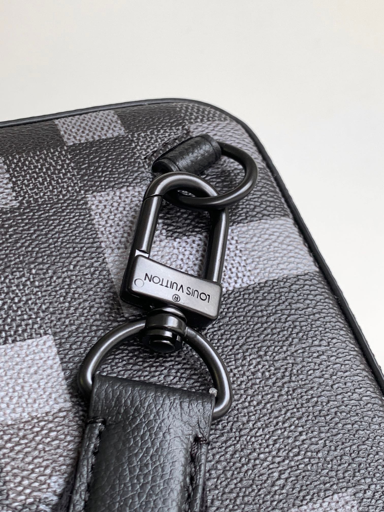 LV AVENUE 31 IN BLACK CANVAS CALFSKIN - Image 4