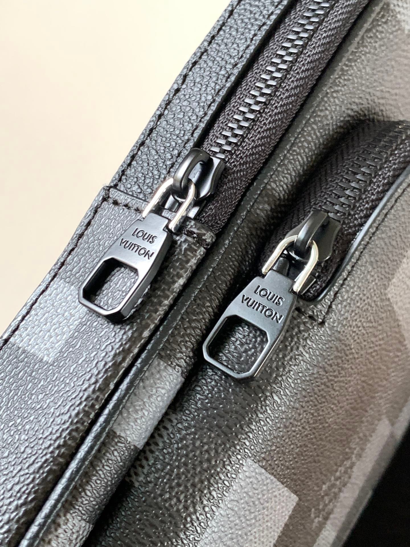 LV AVENUE 31 IN BLACK CANVAS CALFSKIN - Image 8