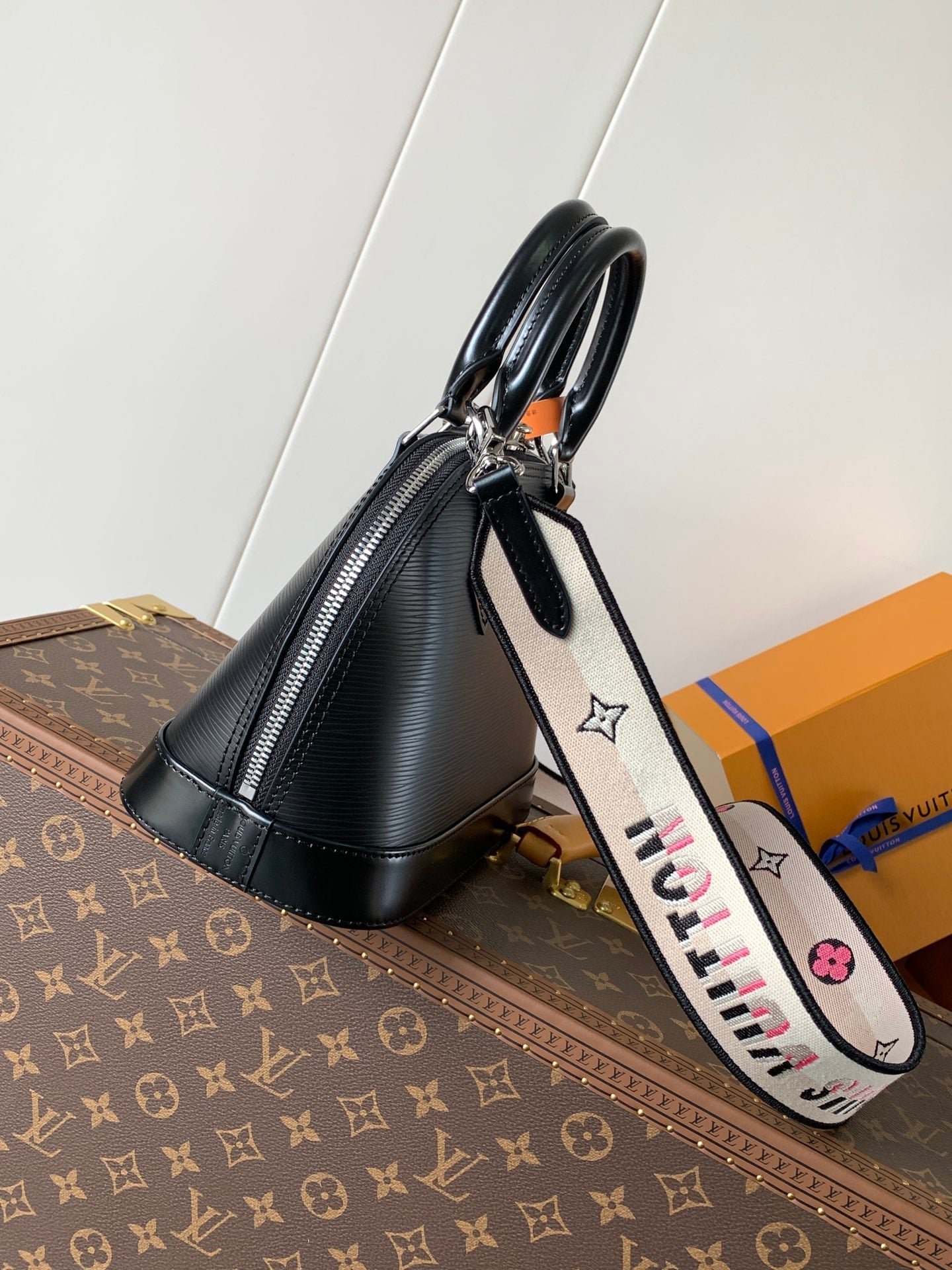 LV ALMA BB BAG 23 IN BLACK GRAIN COWHIDE - Image 4
