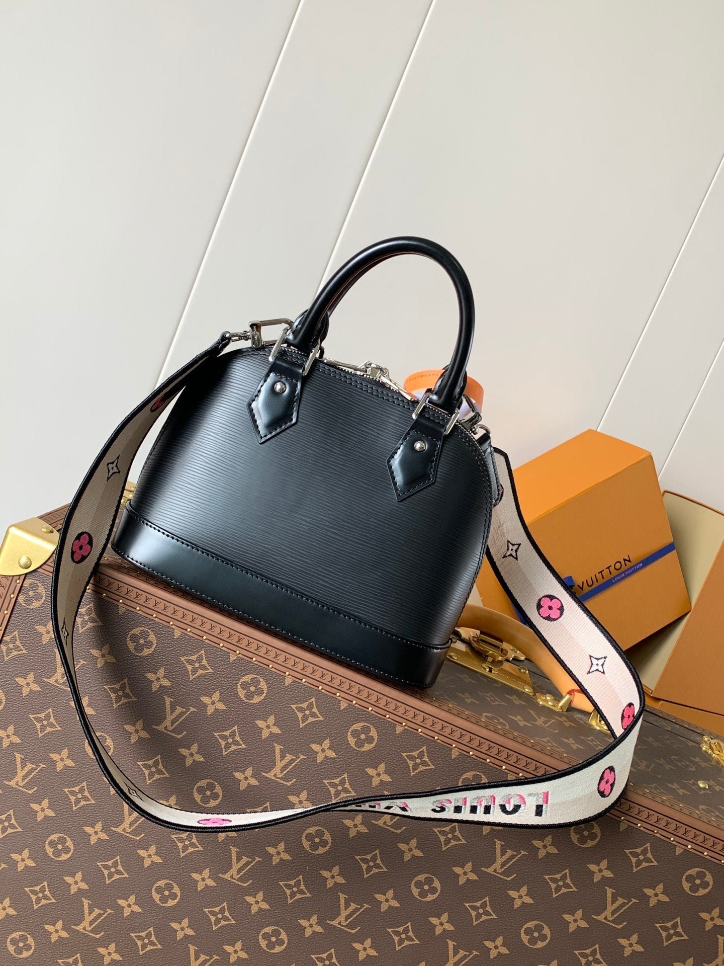 LV ALMA BB BAG 23 IN BLACK GRAIN COWHIDE - Image 2